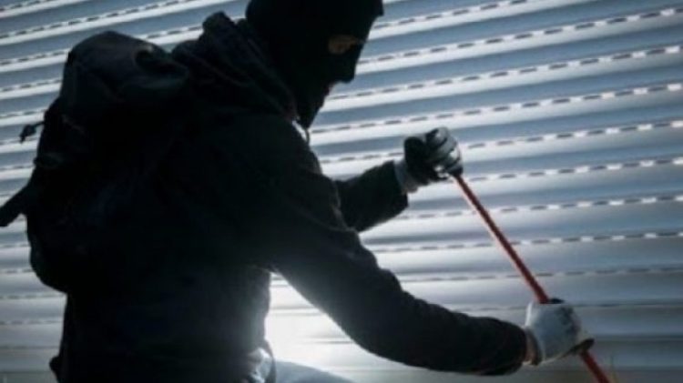 Thyhet një shtëpi në Prishtinë, hajnat vjedhin disa gjëra të vlefshme