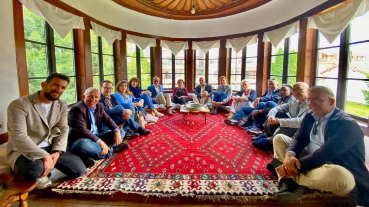 Ambasadorët e akredituar në Kosovë informohen për kulturën dhe traditën e Gjakovës