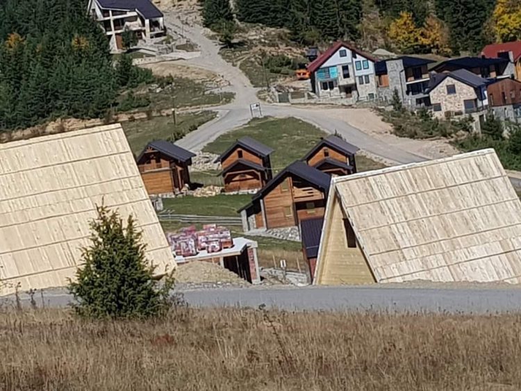 Peci kërkon hetim nga Prokuroria: Të kujt janë villat e ndërtuara në tokë të shtetit?