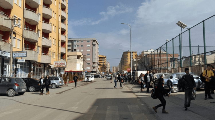 23-vjeçarja tenton të hidhet nga kati i tetë i banesës në Fushë Kosovë, e shpëton nëna e saj dhe Policia