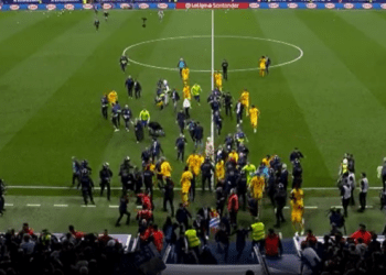Kaos në Barcelonë, sulmohen lojtarët e Barçës (Video)