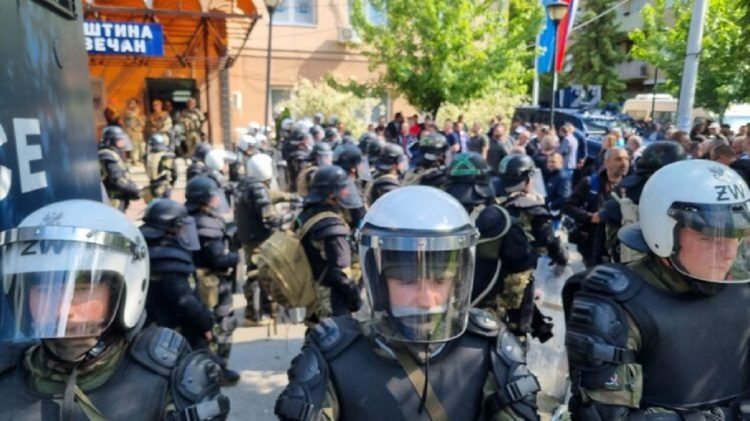 Zhvillimet në Zveçan: KFOR-i formon kordon pas atij të policisë