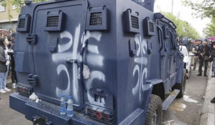 Serbët “shkallavisin” veturat e Njësisë Speciale, vizatojnë simbole nacionaliste