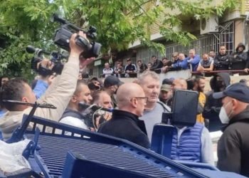 “Tradhti”- Serbët e godasin me shishe në kokë Goran Rakiqin