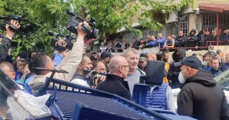 “Tradhti”- Serbët e godasin me shishe në kokë Goran Rakiqin