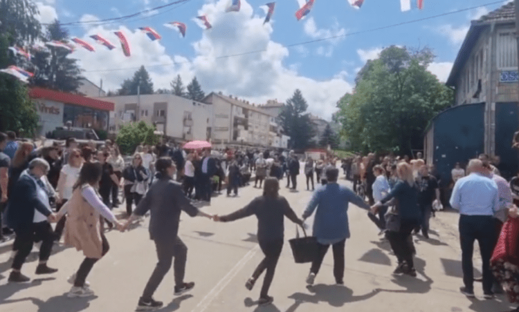 Protestuesit hedhin valle në Leposaviq me muzikë serbe(VIDEO)