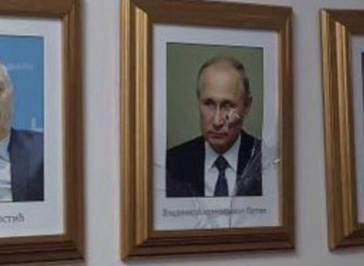 Largohet fotografia e Putinit që ishte në zyrën e ish-kryetarit të Zveçanit