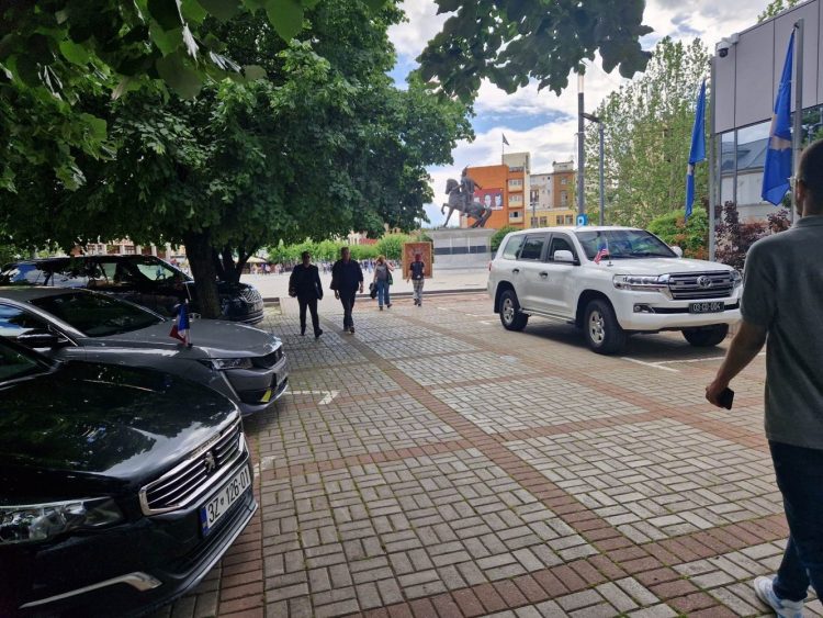 Tensionet në veri: Ambasadorët e QUINT-it ‘zbarkojnë’ në zyre tek Kurti