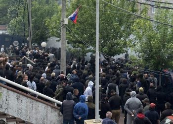 Përleshje e ashpër mes ushtarëve të KFOR-it dhe kriminelëve të ardhur nga Beogradi