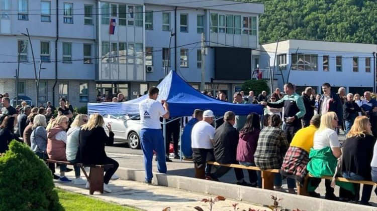 Serbët vendosin tenda para Komunës së Zubin Potokut