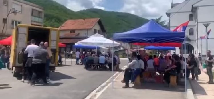 Protestuesve në Zubin Potok iu sjellin ushqim, thuhet se erdhën nga Serbia