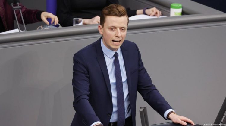 Raportuesi për Ballkanin në Bundestag: Të shqyrtohet mundësia e shtimit të trupave të KFOR-it në veri