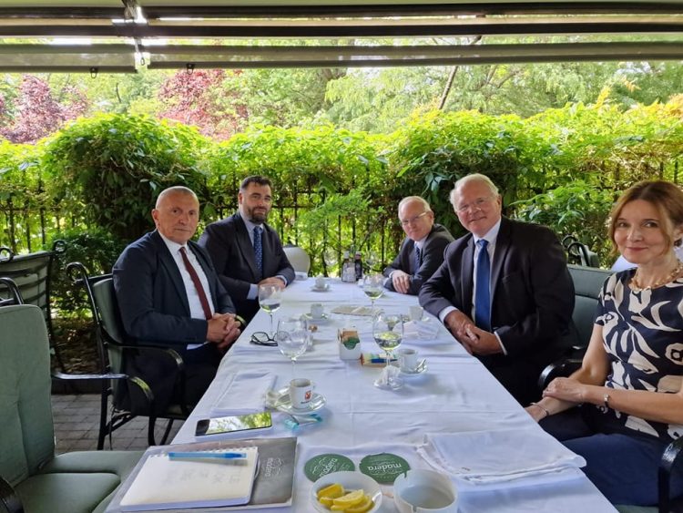 Pozita e vështirë e shqiptarëve në Luginë, Kamberi bisedon me ambasadorin Hill