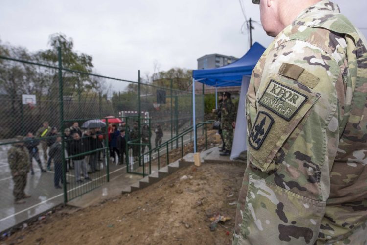 Shpaloset një flamur i madh i Serbisë në Zveçan