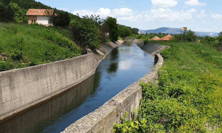 Vazhdojnë kërkimet për 4-vjeçarin që dyshohet se ka rënë në kanalin e Ibër-Lepencit