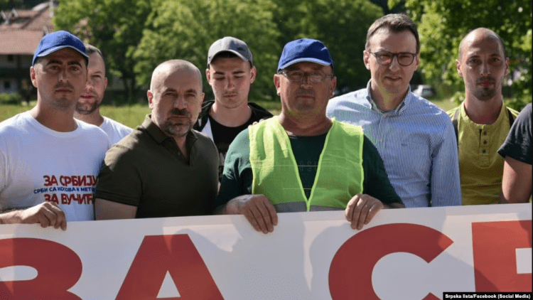 Përtej kufirit, në këmbë e me autobusë për të mbështetur Vuçiqin