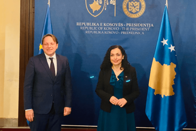 Komisioneri Varhelyi arrin në Presidencë, fillon takimin me Osmanin