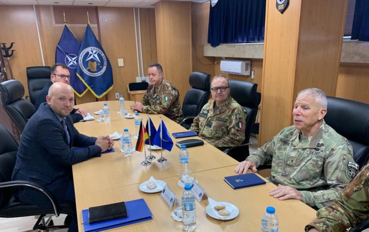 Sarrazin takohet me komandantin e KFOR-it: Dënojmë vendimin e djeshëm të Kosovës