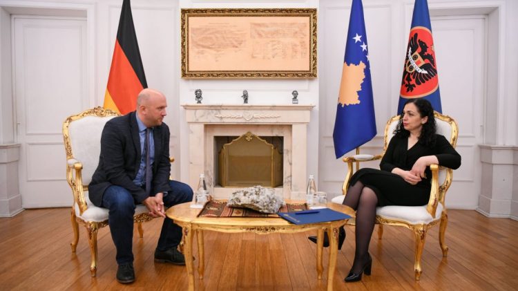 Presidentja Osmani, Sarrazinit: Veprimet ndaj strukturave ilegale e kriminale të Vuçiqit janë legjitime