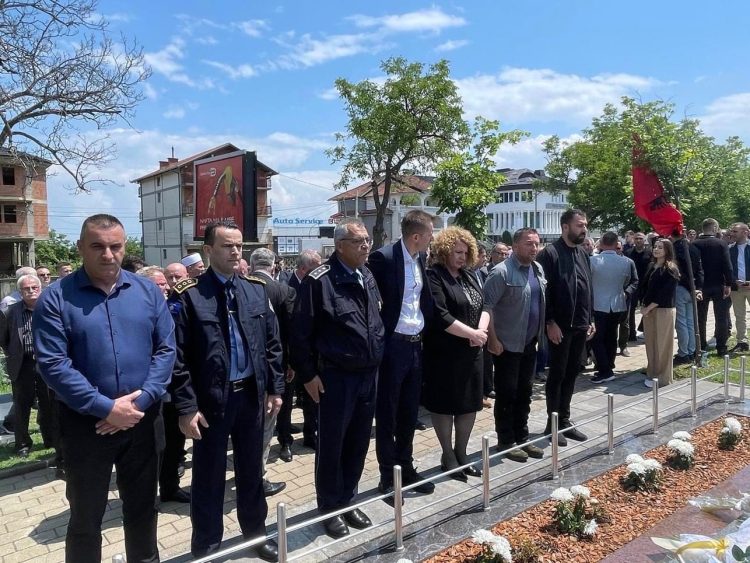 Ministri Mehaj nderon martirizimin e familjes Kastrati nga Peja