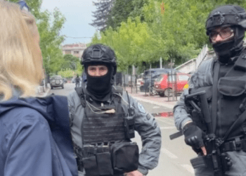 Von Cramon ‘shpërthen’ ndaj policëve të Kosovës në Zveçan: Çka dreqin ju solli këtu, ku është kërcënimi (Video)