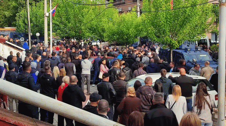 Në Zveçan bllokohet rruga drejt ndërtesës së komunës, Policia hedh gaz lotsjellës