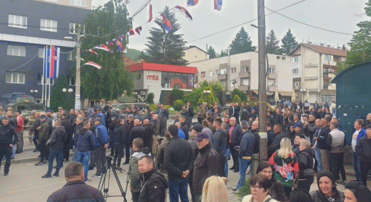 Serbët lokalë mblidhen para komunës në Leposaviq