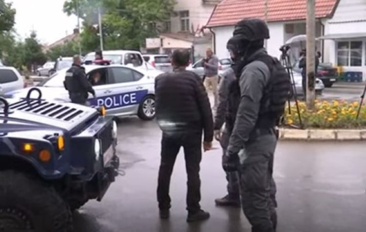 Zveçan: Protestuesit refuzojnë të krijojnë hapësirën e kërkuar nga KFOR-, Narkopoltikani Rakiq këcënon