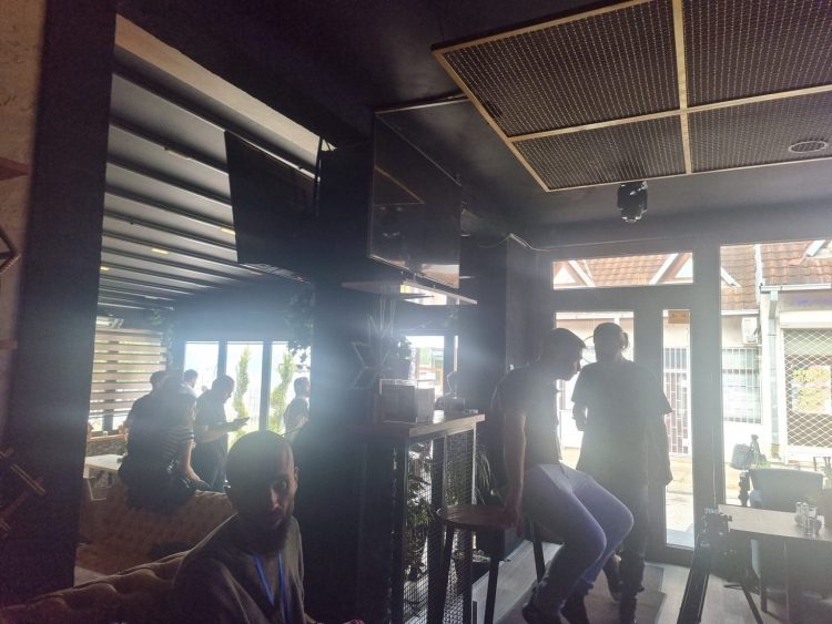 Kryetari i AGK-së: Bashkë me 30 gazetarë kemi ngecur brenda një lokali në Zveçan, serbët po e gjuajnë NATO-n me bomba me benzinë