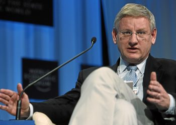Bildt: Kjo është më e keqja që e kemi parë ndër vite, militantët serbë duke sulmuar NATO-n
