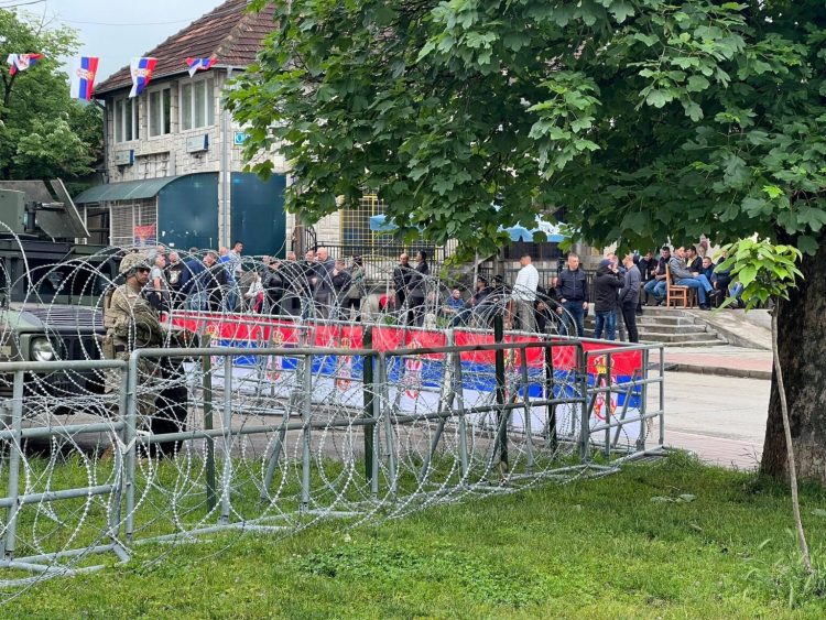 Protestuesit serbë fillojnë të mblidhen në Leposaviq e Zveçan