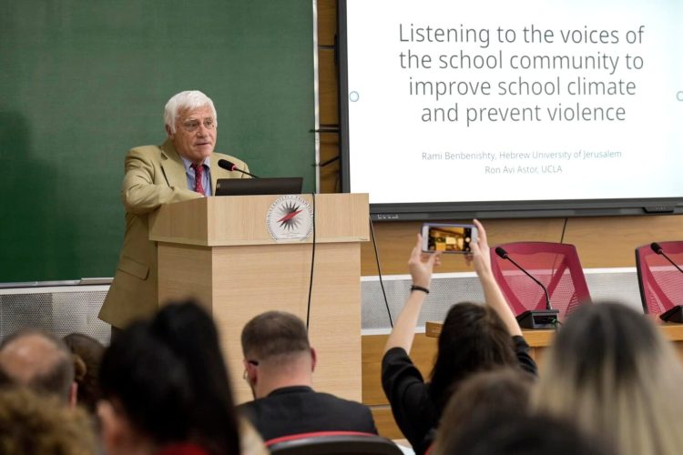 Profesori izraelit ligjëron në konferencën e Psikologjisë në Prishtinë