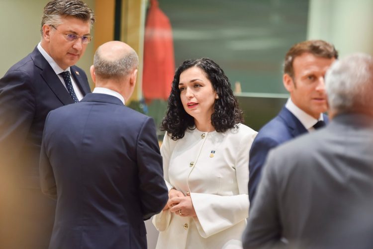 Macron konfirmon se nesër do të takohet me Osmanin, Vuçiqin dhe Scholzin në Moldavi