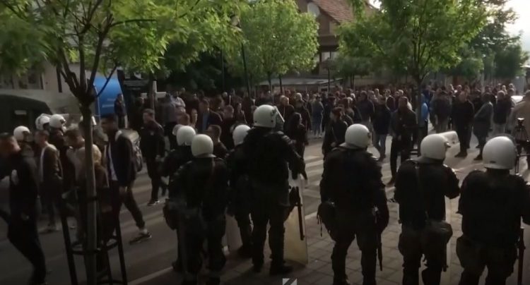 Momenti kur protestuesit serbë në Zveçan e kalojnë kordonin e vendosur nga KFOR-i (VIDEO)