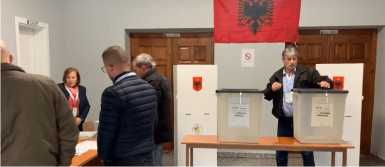 Parregullsi dhe presion mbi votuesit