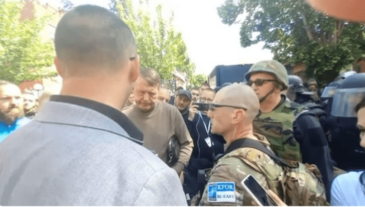 Ushtari amerikan i KFOR-it, Simiqit: Shoh njerëz me maska që bëjnë lëvizje të dyshimta