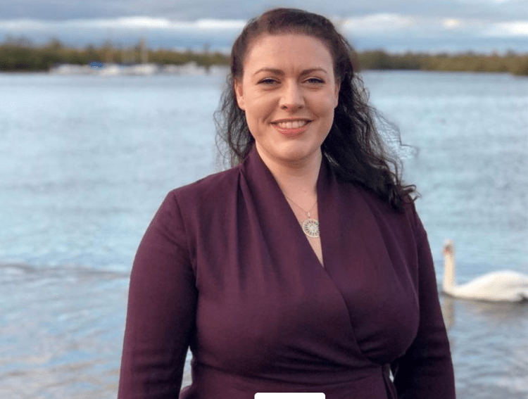 Deputetja britanike: Në veri të Kosovës, bandat serbe po paguhen dhe armatosen nga elementë në Beograd