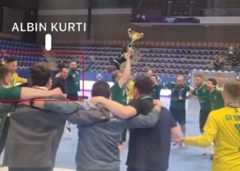Kryeministri i gëzohet fitores të KH Trepça, kërcen me lojtarët (VIDEO)