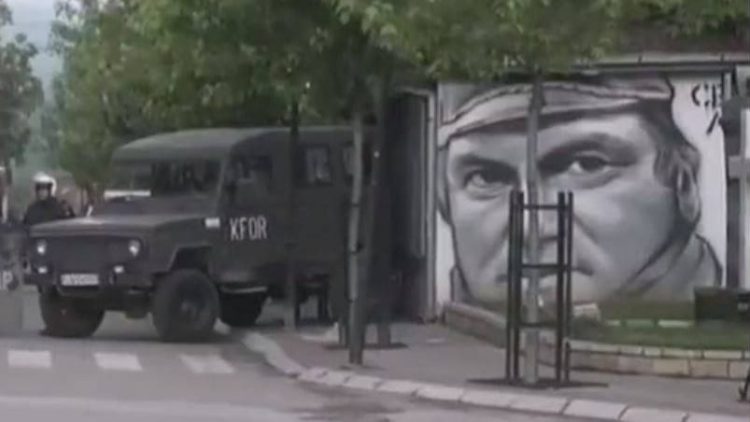 Në rrugët e Zubin Potokut shihen grafite me figurën e kr*minelit të luftës, Ratko Mlladiç