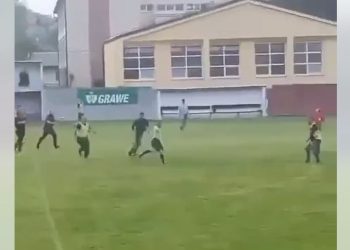 Skandal në Bosnje: Gjyqtarët ndiqen dhe rrahen në fushë, përfundojnë në spital (Video)