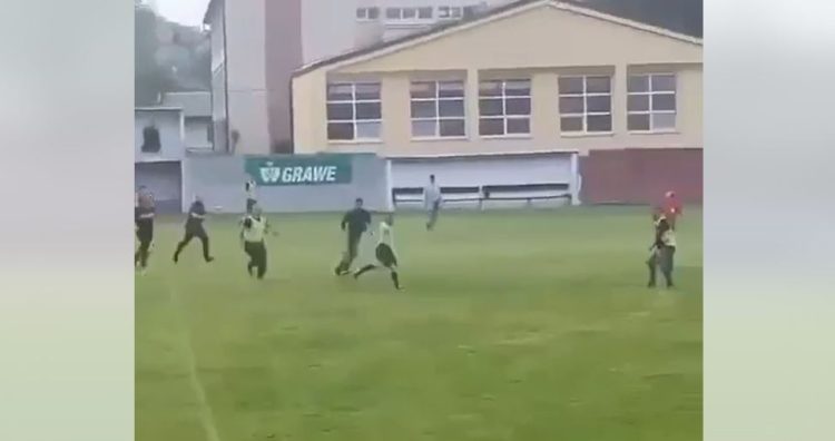 Skandal në Bosnje: Gjyqtarët ndiqen dhe rrahen në fushë, përfundojnë në spital (Video)