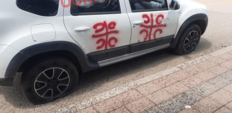 Sulmohen ekipet e gazetarëve në Leposaviq, u vizatohen simbole nacionaliste në vetura