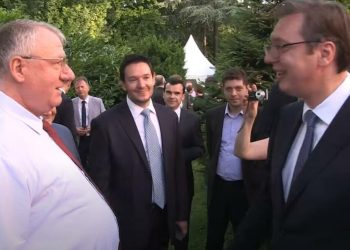 Gazetari serb: Gjuha e mprehtë e Vuçiçit duhet ta bëjë krenar ish-shefin e tij Sheshel