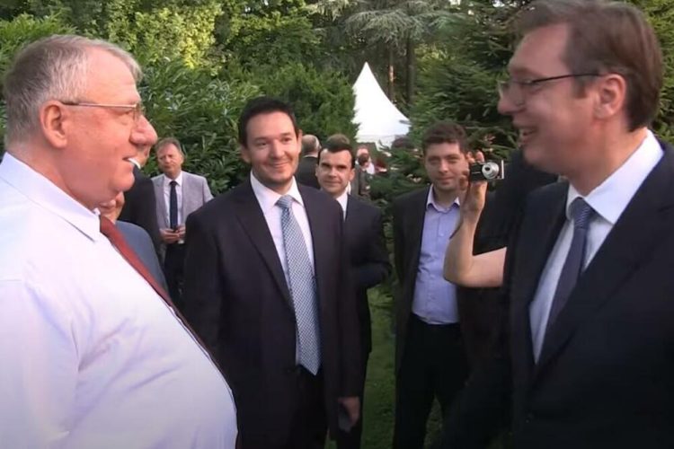 Gazetari serb: Gjuha e mprehtë e Vuçiçit duhet ta bëjë krenar ish-shefin e tij Sheshel