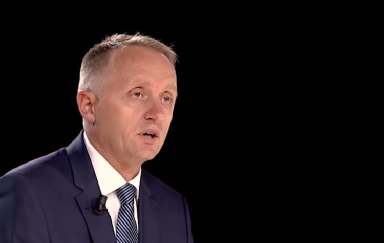 “Çobanët po i merr Greqia, mjekët Gjermania, modelet Dubai”, ironia e Lutfi Dervishit: Edhe politikanët…