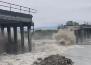 Momenti kur shembet ura në Serbi nga reshjet e dendura (VIDEO)