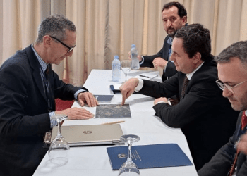 Kurti takohet me profesorin amerikan, i tregon vendin se ku u kidnapuan policët kosovarë