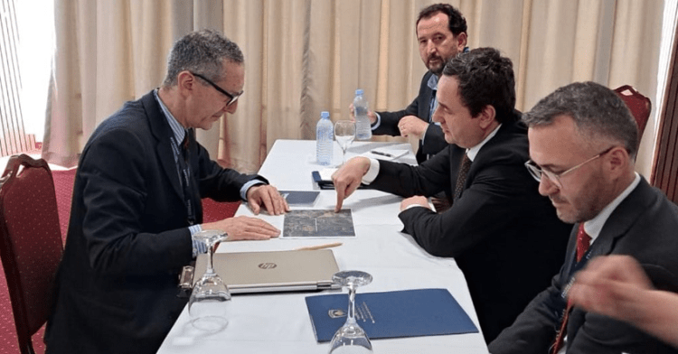 Kurti takohet me profesorin amerikan, i tregon vendin se ku u kidnapuan policët kosovarë