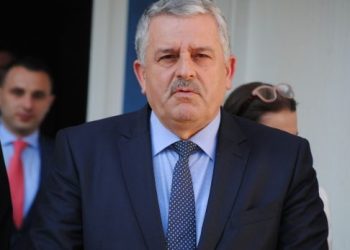 Incident mes zyrtarëve të LDK-së, Veliu e gjuan Gashin me ujë