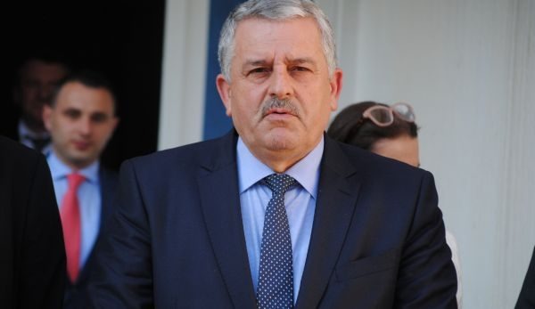 Incident mes zyrtarëve të LDK-së, Veliu e gjuan Gashin me ujë